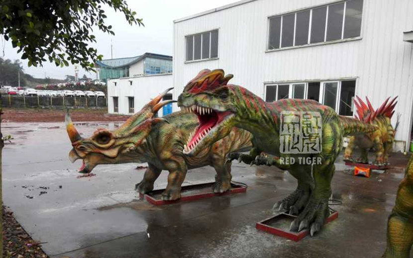 1495168589108087.jpg 名称:双冠龙 高:5米钢架结构 材质:海绵硅胶植皮 动作:程序控制,嘴张合,眨眼,身体上下,肚子呼吸,头上下,颈左右,尾摆动.jpg