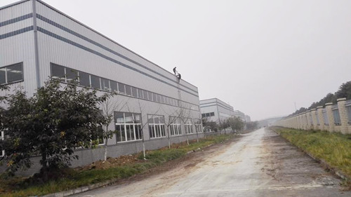 波鸿集团好圣公司彩钢维修补漏.jpg